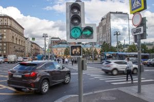 Авто поворачивает к пешеходному переходу 