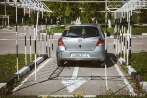 Авто на площадке в автошколе