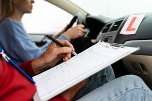 Сдача экзамена в автошколе