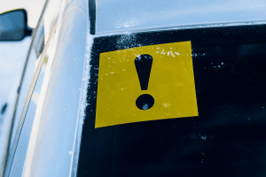 Восклицательный знак на машине